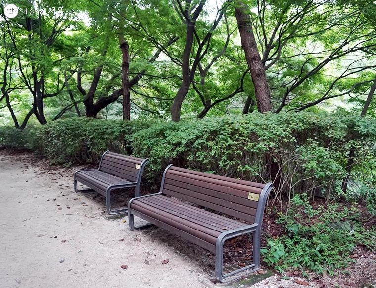  삼청공원에 있는 기부벤치, 주민들의 휴식처로 언제든 쉬어갈 수 있다. 