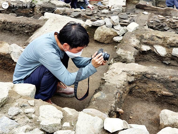 연구원이 문화재 발굴 작업 중 조사를 진행하는 모습