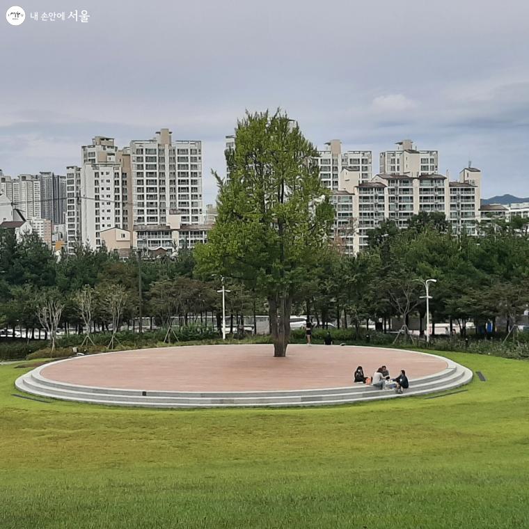 새롭게 정비된 야외무대에서 여유로운 시간을 보내고 있는 시민들