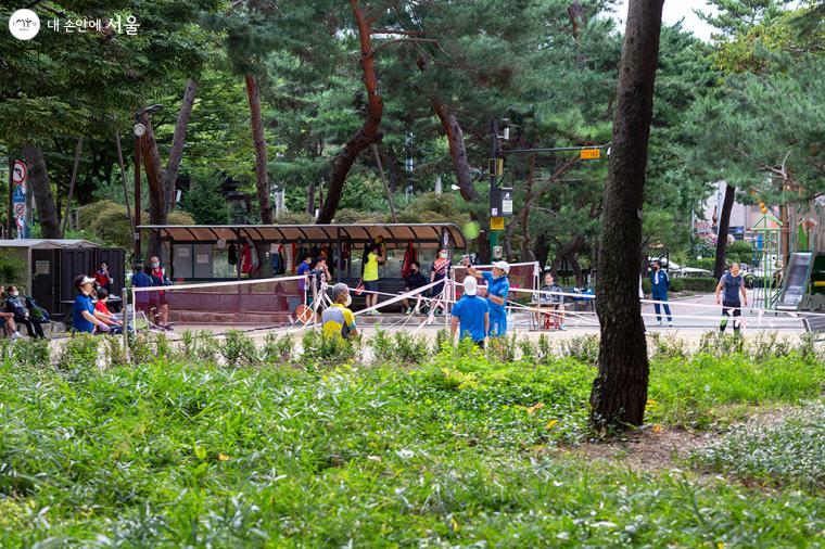 공원 내 배드민턴 장에서 건강을 다지며 즐기는 시민들의 모습이 보기 좋다 ⓒ문청야