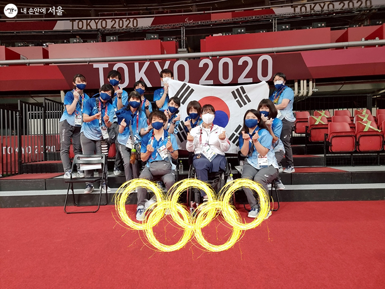 2020 도쿄 패럴림픽에서 현지 자원봉사자와 찍은 사진 ⓒ정영아 