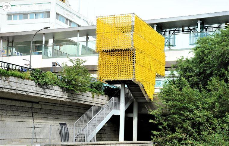 세운교와 청계천 연결 계단에 설치된 작품 ‘세운상가의 그물망’ 