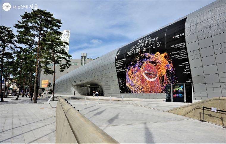 ‘2021 서울도시건축비엔날레’ 대형 포스터가 걸린 동대문디자인플라자 