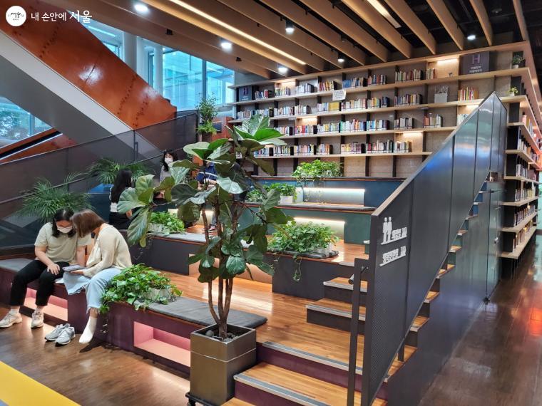 성동구청 로비에 설치된 '책마루 도서관'의 계단마당은 책을 읽고, 소규모 강연도 가능하다. 