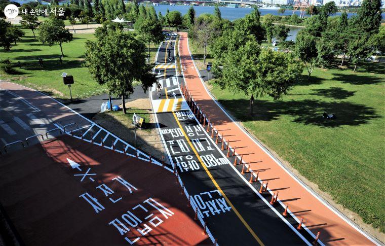 양화한강공원에 새로 신설된 자전거도로의 선유도 육교 부근 안전표지와 구조물 ⓒ조수봉
