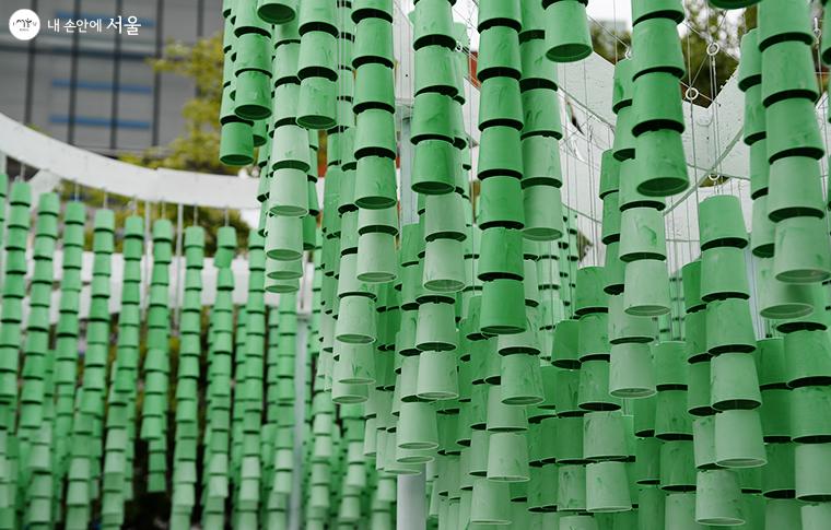 국민대 학생들의 작품 '서울림'은 1만2천여 개의 재활용 플라스틱 화분이 숲을 이루었다. 