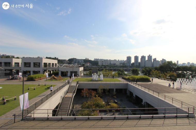 노들섬 야외장소인 노들스퀘어에서는 대학생들의 기발한 건축물들을 관람할 수 있다. 