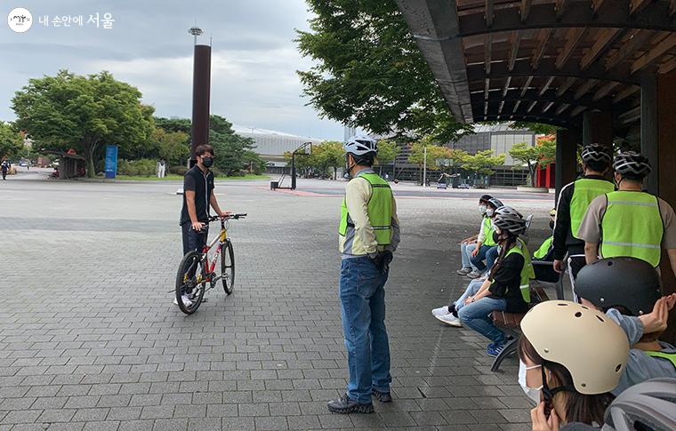 시민들이 자전거 교통안전교육 실기수업을 듣고 있다. 