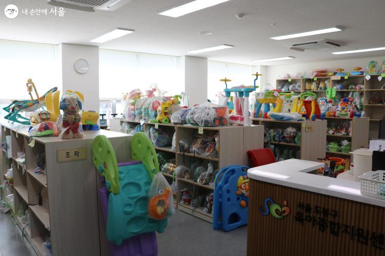 아이들의 장난감을 대여할 수 있는 4층 도봉구육아종합지원센터의 '장난감나라'