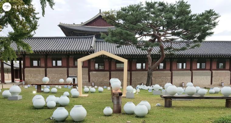 수정전 앞 잔디 위 ‘보름달을 품은 궁’ 전시