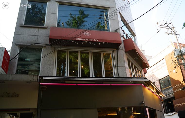 붉은 간판이 인상적인 홍대 앞 '디저트 머라이언 카페'는 싱가포르대사관 추천 맛집이다. 