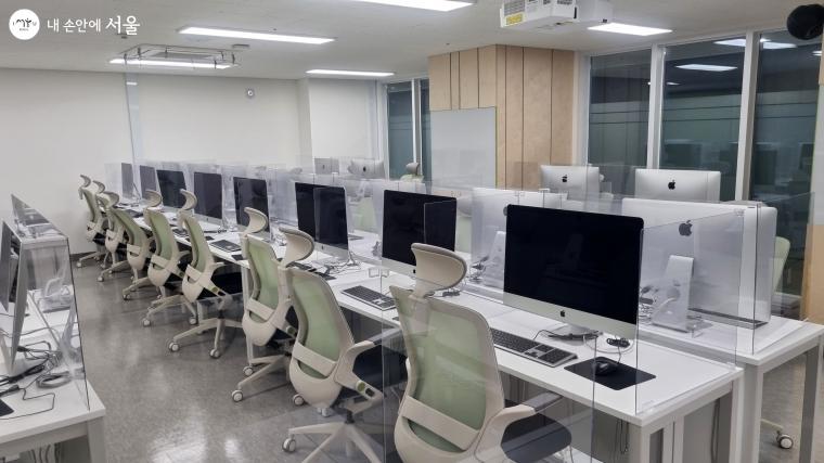 새싹(SeSAC) 영등포캠퍼스 클래스에는 아이맥과 각종 소프트웨어를 갖추고 있다 