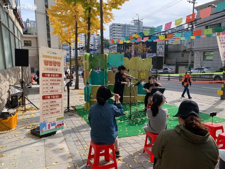 국민대 길음생활관 앞에서 펼쳐진 별길공연 ⓒ김수정 