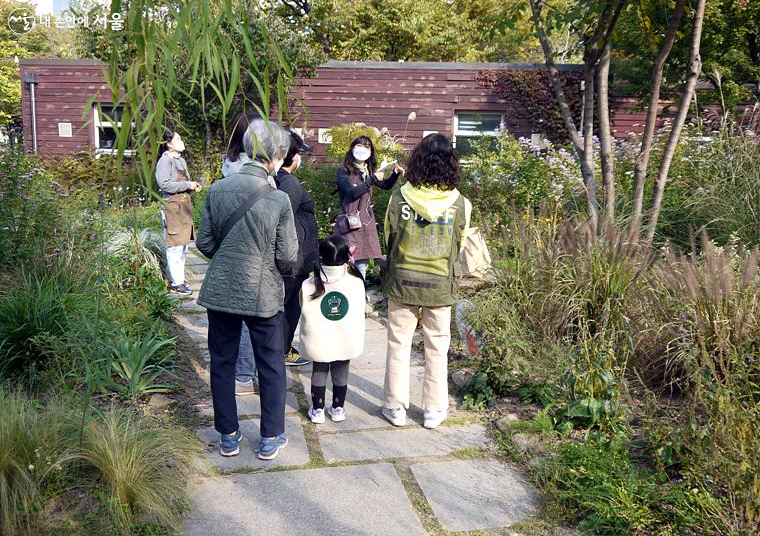 '정원의 이면 w. 오소정원 & 당아정원'  참가자들이 시민정원사와 함께 당아정원을 둘러보고 있다 ⓒ최윤영