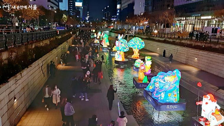 빛으로 따뜻한 겨울을 맞이하게 해주는 ‘2021 서울빛초롱축제’가 청계천으로 돌아왔다. ⓒ이선미 