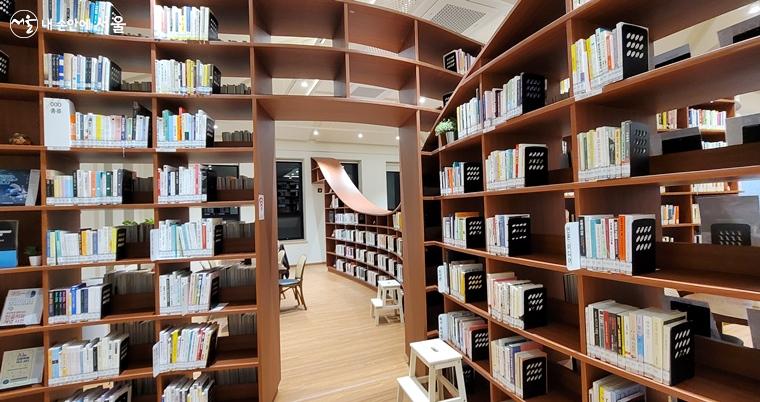 밀폐된 구조의 도서관과 달리, 편안함 속에서 책과 소통할 수 있다. ⓒ김윤경