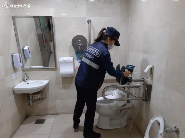 지하철역 장애인 화장실 세면대까지 꼼꼼하게 확인하는 경찰 ⓒ김정희