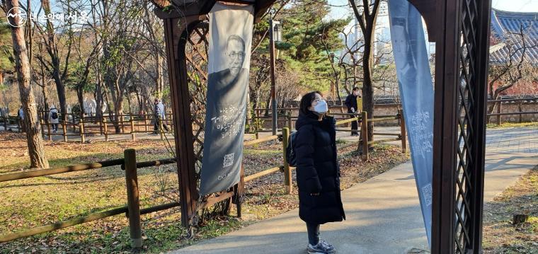 대한민국 임시정부 주석 김구 선생과 대한독립운동의 상징과도 같은 안중근 의사의 인물 사진이 광복의 뜨거움으로 펄럭인다.  