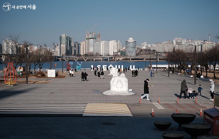 눈 조각 작품을 볼 수 있는 여의도 한강공원 이벤트광장(5호선, 여의나루역 2번 출구 앞) ⓒ김아름