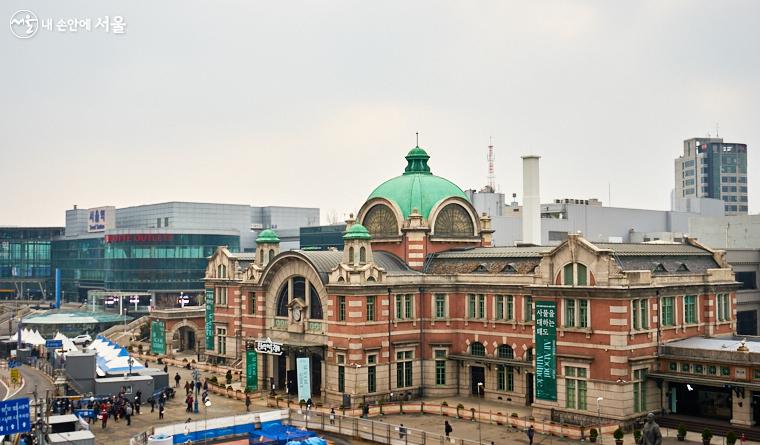 서울로7017에서 바라본 구 서울역사의 고풍스러운 모습. 왼쪽 뒤편의 현재 서울역 모습과 대비된다.