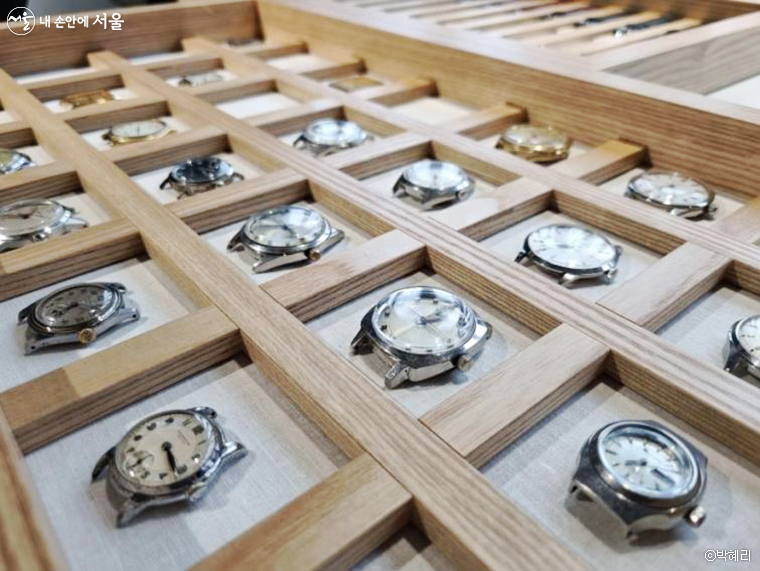 ‘잠자는 시계를 깨워드립니다’ 앙코르 전시장에 가지런히 놓여있는 빈티지 시계들의 모습