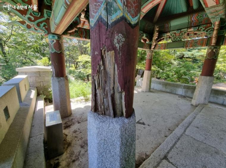 대동문 문루 목재 기둥이 부식되어 있다. 현재는 안전상 이유로 문루에 들어갈 수 없다. ⓒ서울시