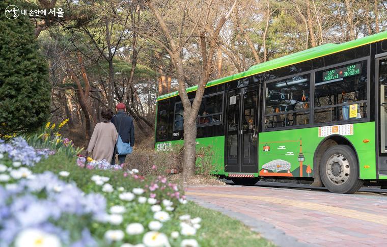 남산 북측순환로 입구까지 순환버스가 운행되며, 계속 타고 가다 보면 남산 서울N타워 앞에서도 내릴 수 있다. 