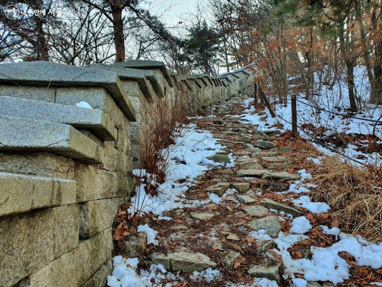 북한산성 성곽 산책로는 경사가 높아 오르기 쉽지 않은 코스다. 눈이 녹지 않아 길이 미끄러워 상당히 위험하다. 좀 더 따뜻해질 때 방문하는 걸 추천한다.ⓒ김진흥
