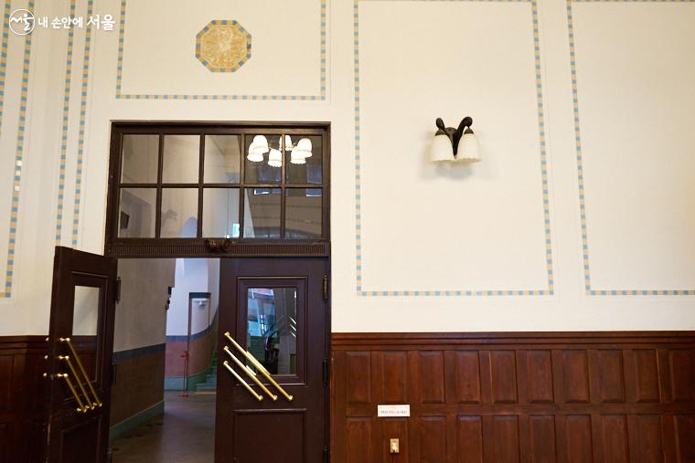 1, 2등석 표를 구매한 여성들을 위한 부인대합실. 벽면 하부는 오동나무로 장식되어 있으며 문 위에는 오얏무늬가 장식되어 있다.