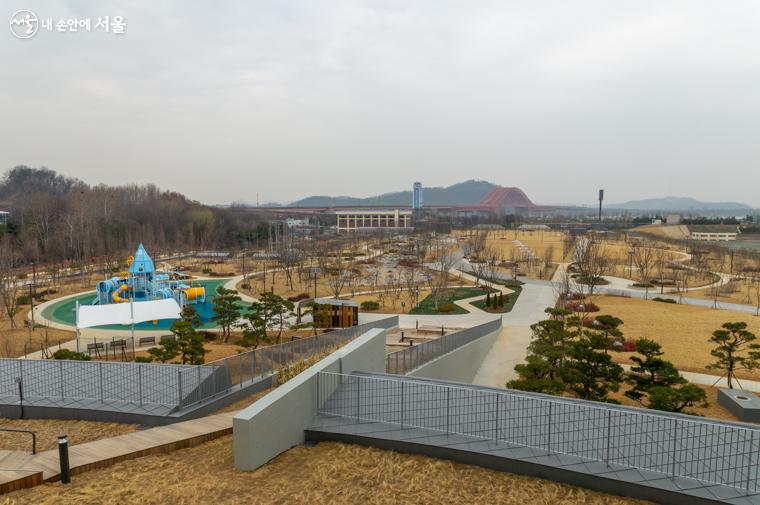체험관 주변으로 서울물재생공원이 조성되어 있다.