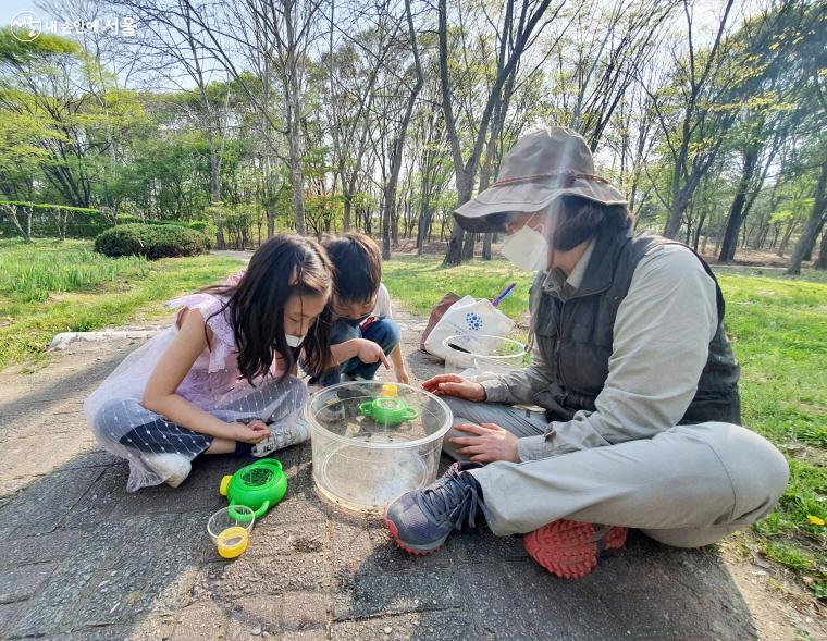 조심스럽게 올챙이를 관찰하고 있는 모습 ⓒ방금숙