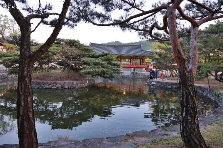 여러 사람이 모여 풍류를 즐길 수 있는 누각인 천우각의 옛 정취를 한껏 느낄 수 있다. 