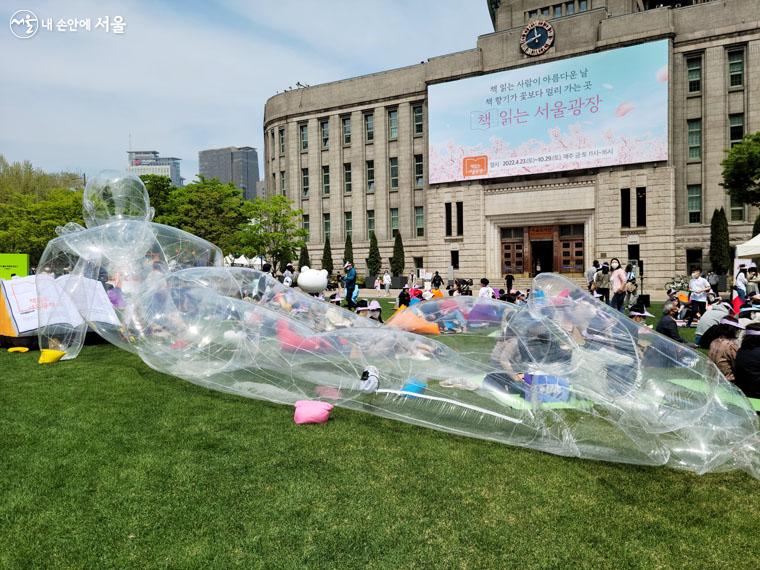 약 10m인 ‘책 읽는 사람’ 모형의 대형 풍선