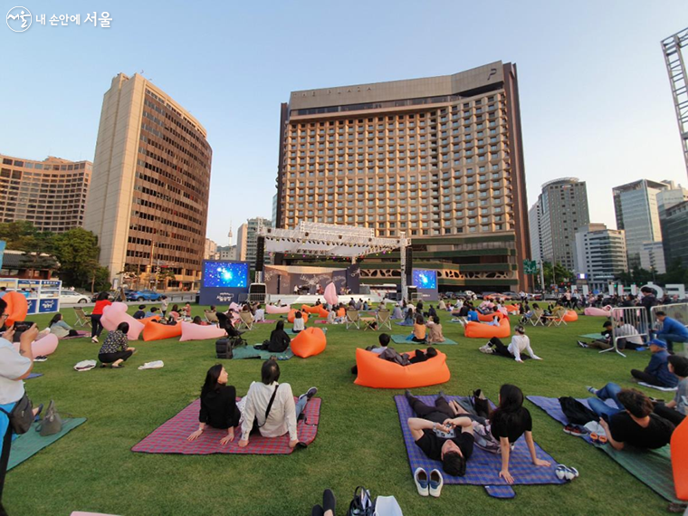 코로나19 확산 이전 서울광장에서 시민들이 문화행사를 즐기는 모습