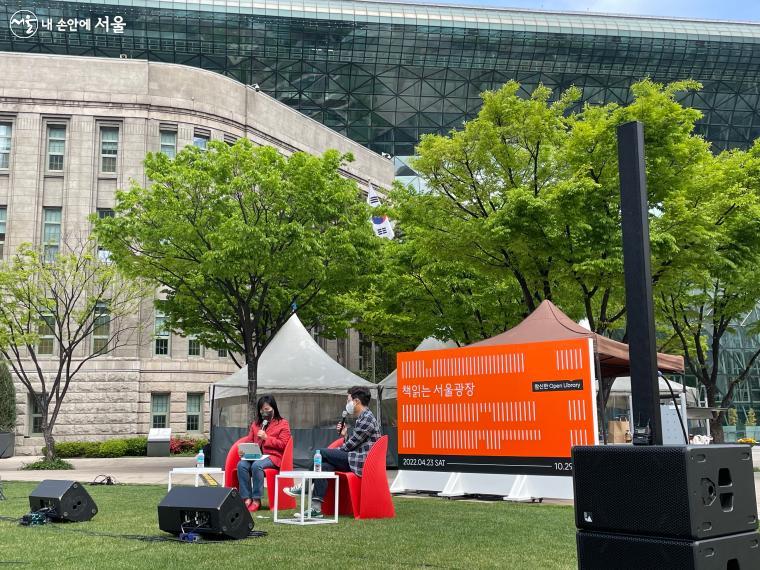 개장 첫날, '공간의 미래-도서관과 광장'이라는 주제로 유현준 교수와 의정부 시립도서관 박영애 관장의 이야기도 함께 들어 볼 수 있었다.