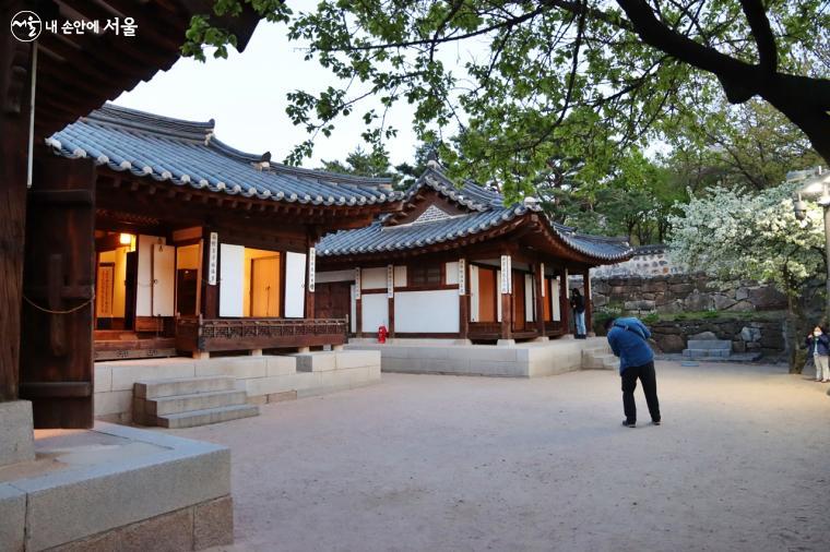 곳곳에 설치된 난간과 툇마루가 아름다운 한옥의 멋을 보여 준다.