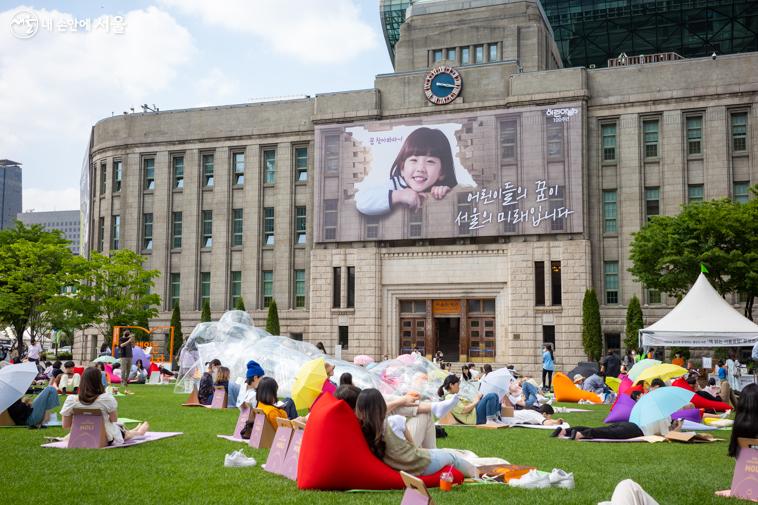 시민들은 리딩존에서 저마다 고른 책을 하나씩 손에 들고 자유롭게 독서에 집중하고 있다. 