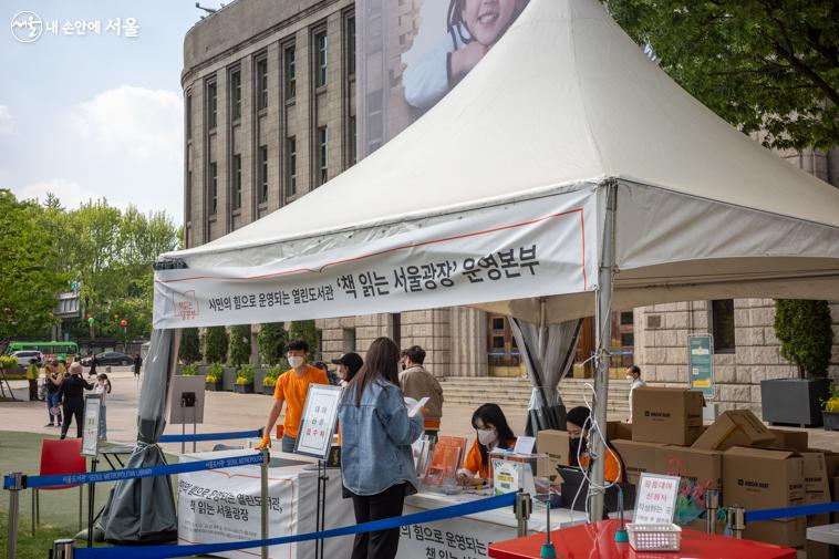 운영본부에서 매트, 등받이 등의 물품을 대여할 수 있다.