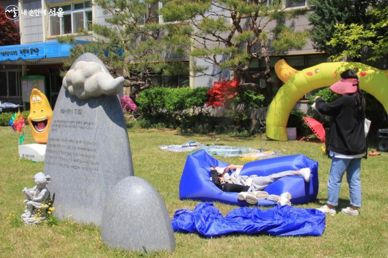포토존이 설치된 서울시립어린이도서관의 잔디마당 