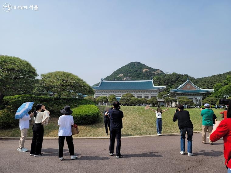 청와대 본관을 배경으로 사진을 찍는 시민들 ⓒ김윤경