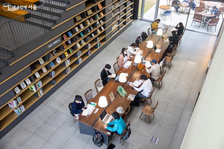 금천구립독산도서관이 자랑하는 1층 중정 공간의 모습. 도서관에서 가장 인기 있는 좌석들이다.