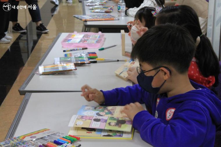 서울시립어린이도서관에서 책을 읽고 있는 어린이 