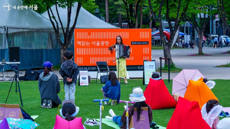 아코디언 연주(연주자 주연)를 열심히 경청하며 바라보고있는 아이들 모습이 진지하다.