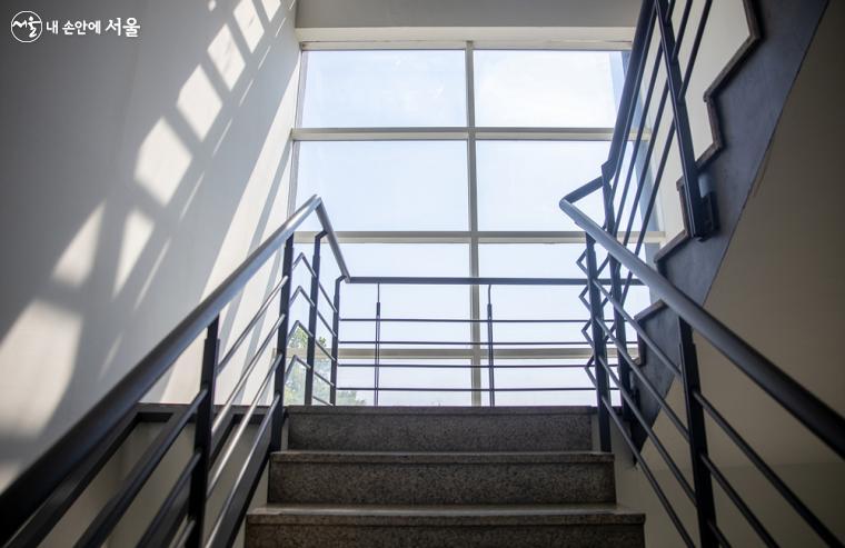 2층에서 3층으로 향하는 계단에도 채광창을 통해 따뜻한 햇살이 들어오고 있다.