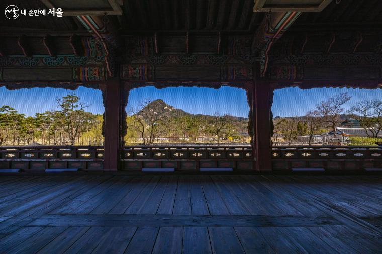 경회루 북쪽에는 한양과 경복궁의 주산인 북악산(백악산)이 보인다. 낙양각 사이로 보이는 그물 망은 ‘부시’라는 것으로 건물에 새가 집을 짓거나 새의 배설물로 건물이 상하는 것을 방지하는 역할이다. 부시는 조선시대부터 사용한 건물 보호 장치인 셈이다. ⓒ양인억