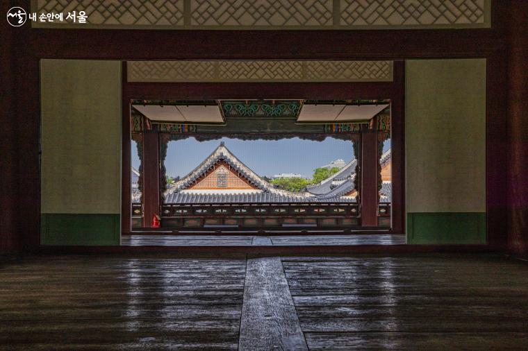 ‘정당’에 앉아 왕의 시선으로 보아야 전각(흠경각)의 지붕이 온전하게 보인다 ⓒ양인억