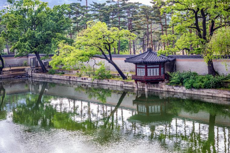 경회루 북쪽 담장에는 ‘연꽃 향기가 나는 정자’라는 아담한 ‘하향정’이 있다. 조선시대 건물이 아닌 이승만 대통령 때 지은 것으로 존치에 대한 논쟁이 있다. ⓒ양인억