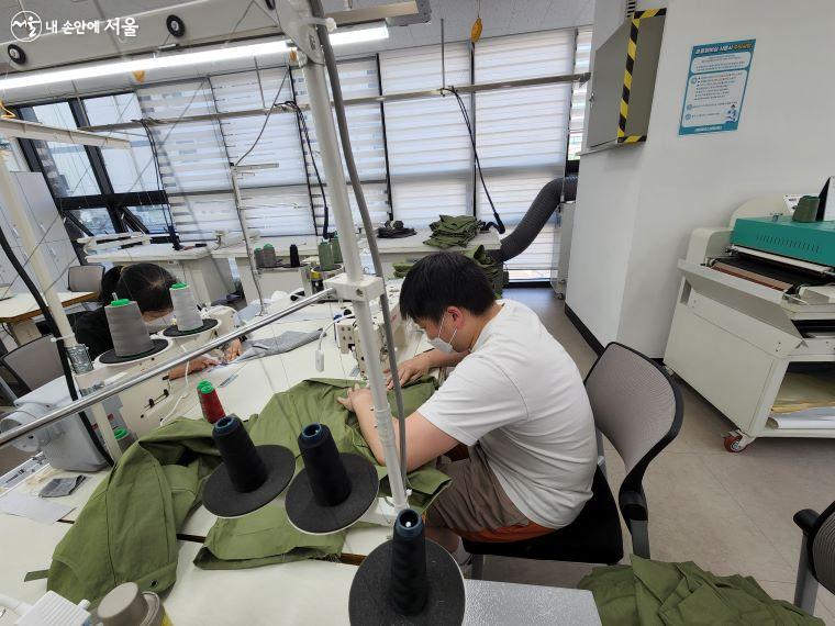 인블랭크의 김윤호 대표가 공용장비실의 재봉틀로 작업하고 있다.