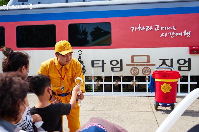 ‘활력! 청소부’에서 공연자가 내민 소품(청소용 솔)을 어린이 관객이 터치하자 경쾌한 사운드가 울리며 공연이 시작되었다 ⓒ이정규