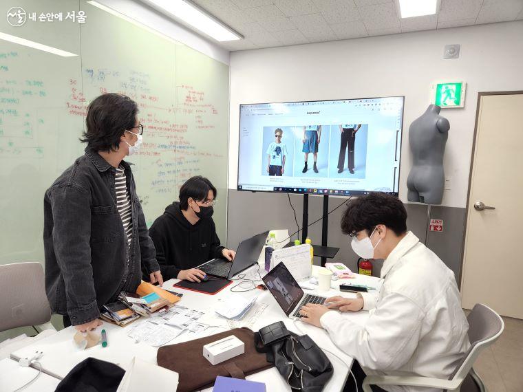 하시엔다를 창업한 3명의 청년이 자사의 상품을 보여주고 있다.